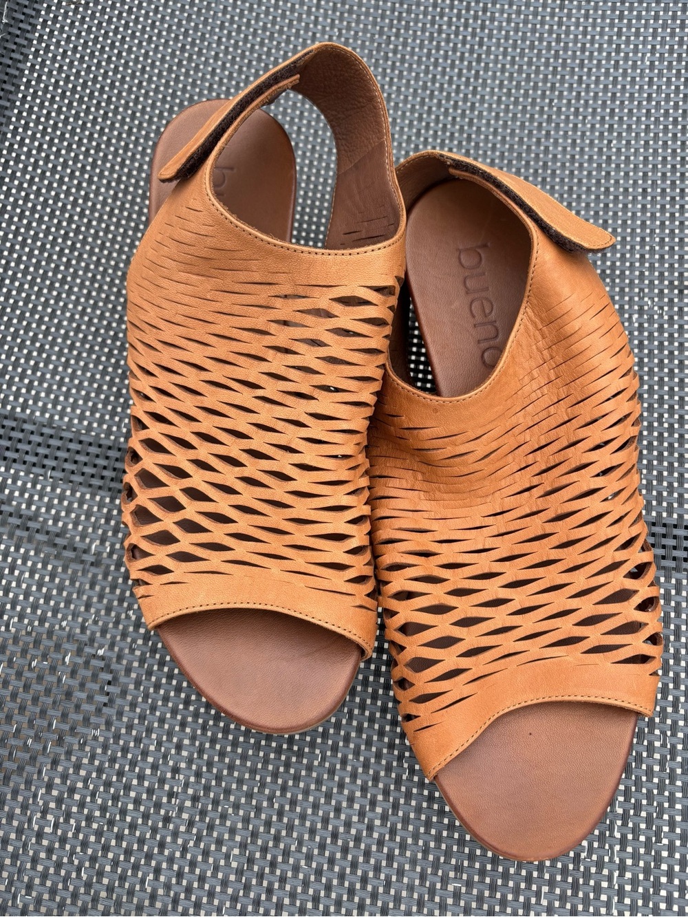 Bueno Women's Cognac Lacey Slingback Sandals - Picture 10 of 10